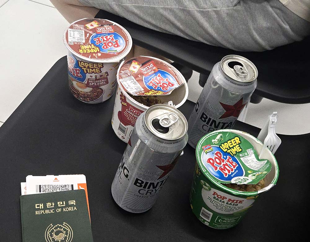 첫 번째 수속 후 면세구역 직원이 끓여준 컵라면 전설의 레전드